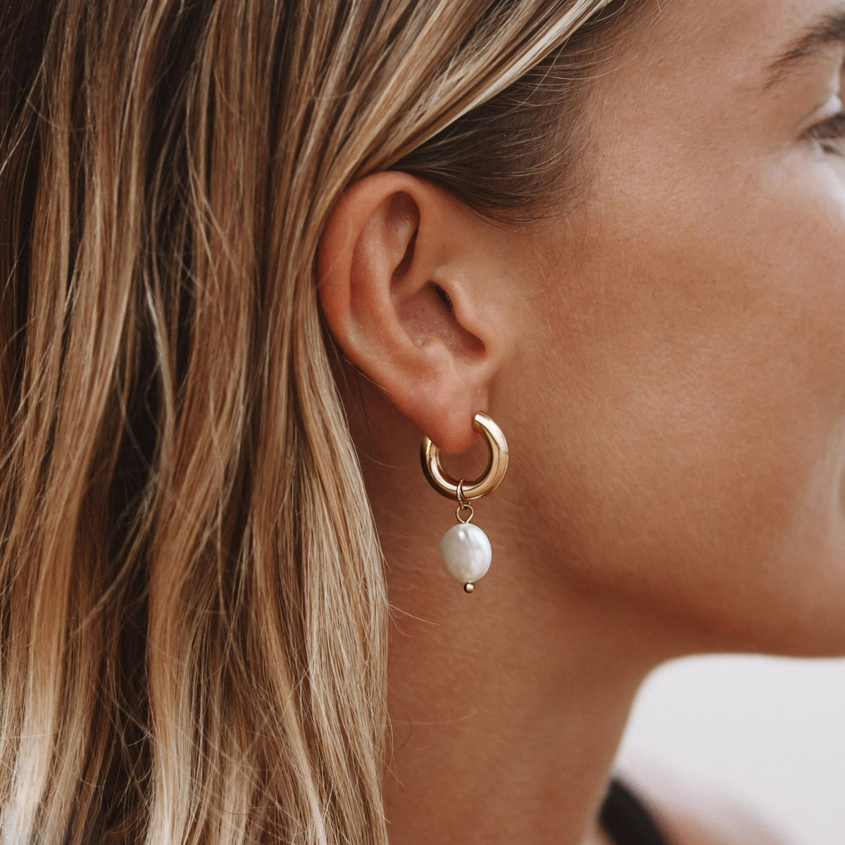 Aretes de aro gruesos con perlas